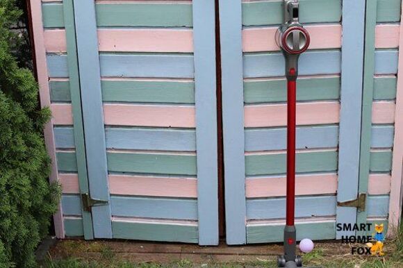 Roborock H6, стоящий перед дверью